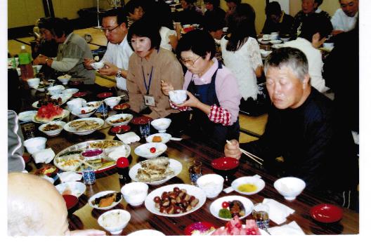 地場産品を活用した郷土食を提供した昼食会の様子の画像