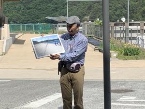 根浜海岸の歴史についての講義をする島田先生