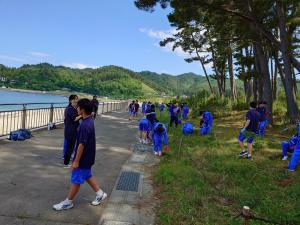 草取り作業をする生徒たち